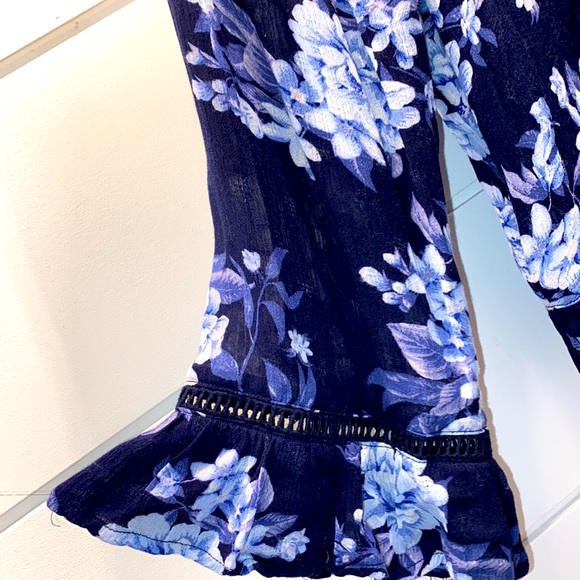 Cute Flowy American eagle Blouse 💙 - Picture 3 of 4